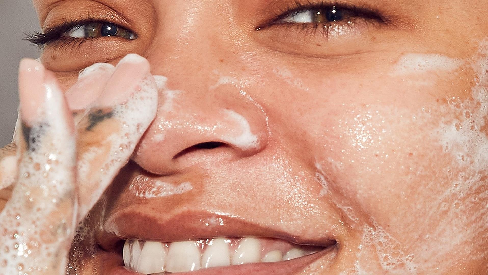 La doble limpieza que ha cambiado mi piel: el gel de cara que mejor funciona