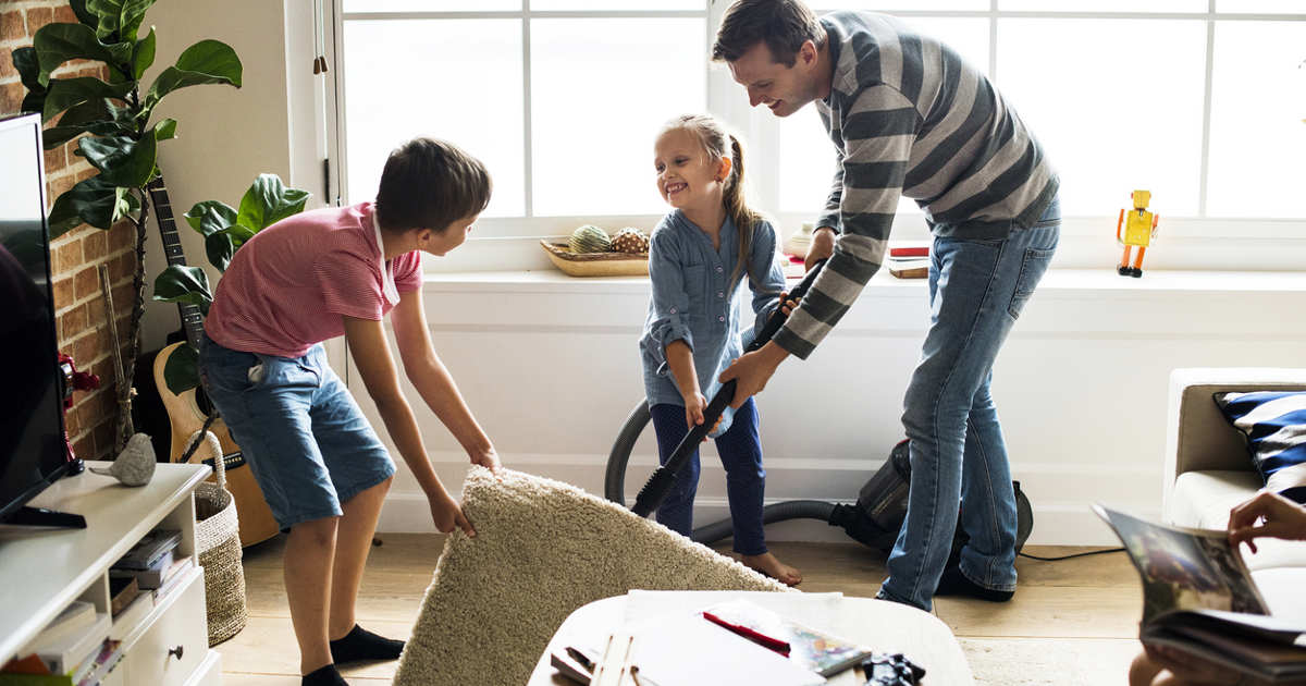 Desde que en casa nos organizamos para limpiar juntos como hacen los suecos el sábado, todo está más limpio y nosotros más felices