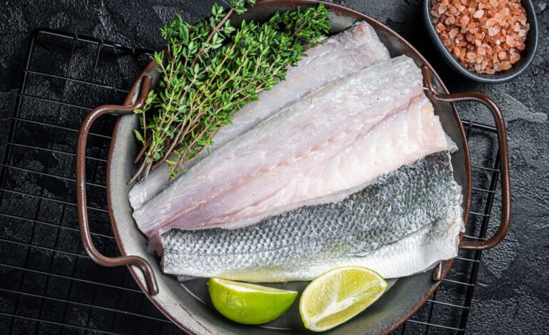 La lubina a la donostiarra es un clásico que nunca falla. Una receta sencilla, rápida y con una salsa que es puro espectáculo