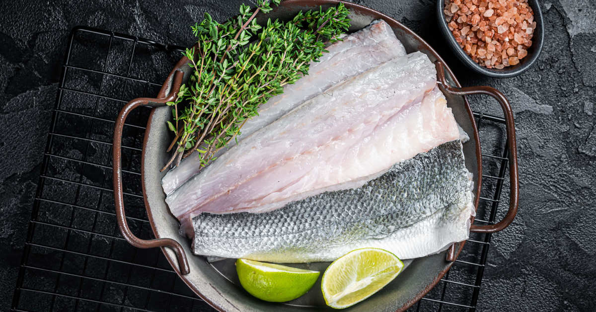 La lubina a la donostiarra es un clásico que nunca falla. Una receta sencilla, rápida y con una salsa que es puro espectáculo