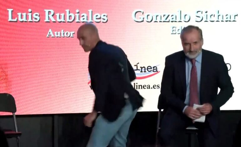 El hombre que le ha tirado tres huevos a Luis Rubiales es su tío
