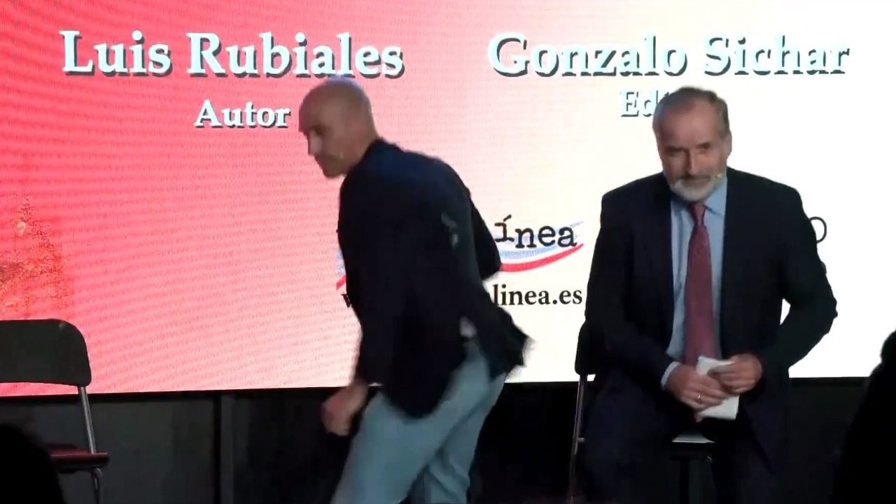 El hombre que le ha tirado tres huevos a Luis Rubiales es su tío