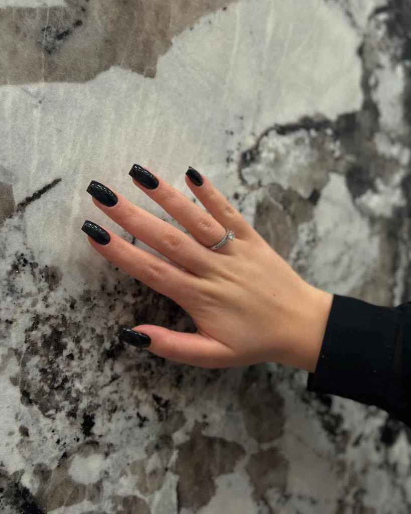 El negro es un color atemporal y elegante para manicura. 