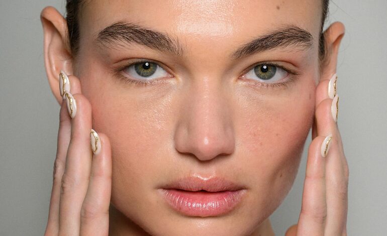 Esmaltes con toques glitter: la mejor forma de darle un toque festivo a tus uñas