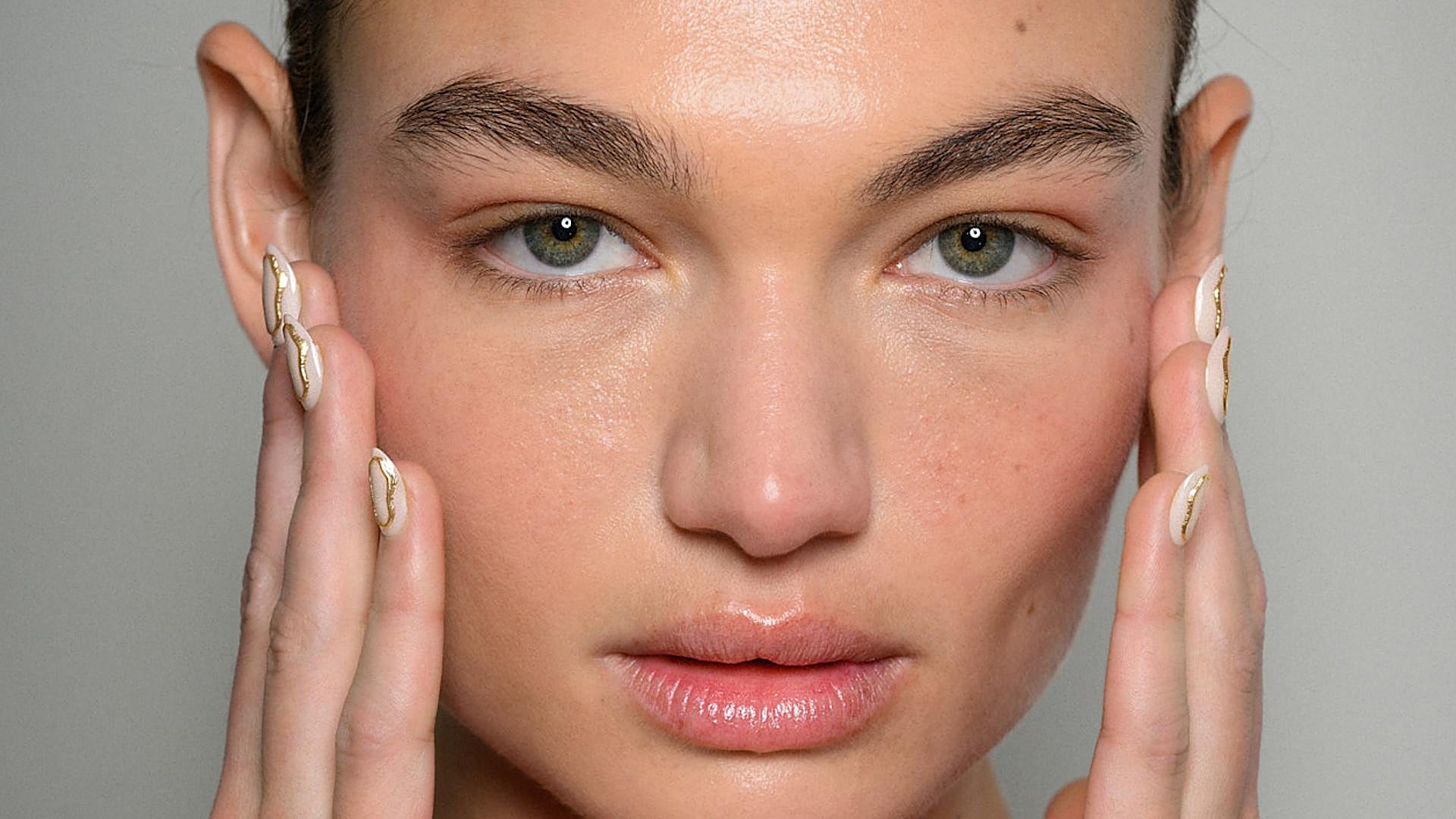 Esmaltes con toques glitter: la mejor forma de darle un toque festivo a tus uñas