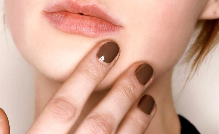 Los mejores esmaltes para unas uñas marrones: duraderos y con el color tendencia
