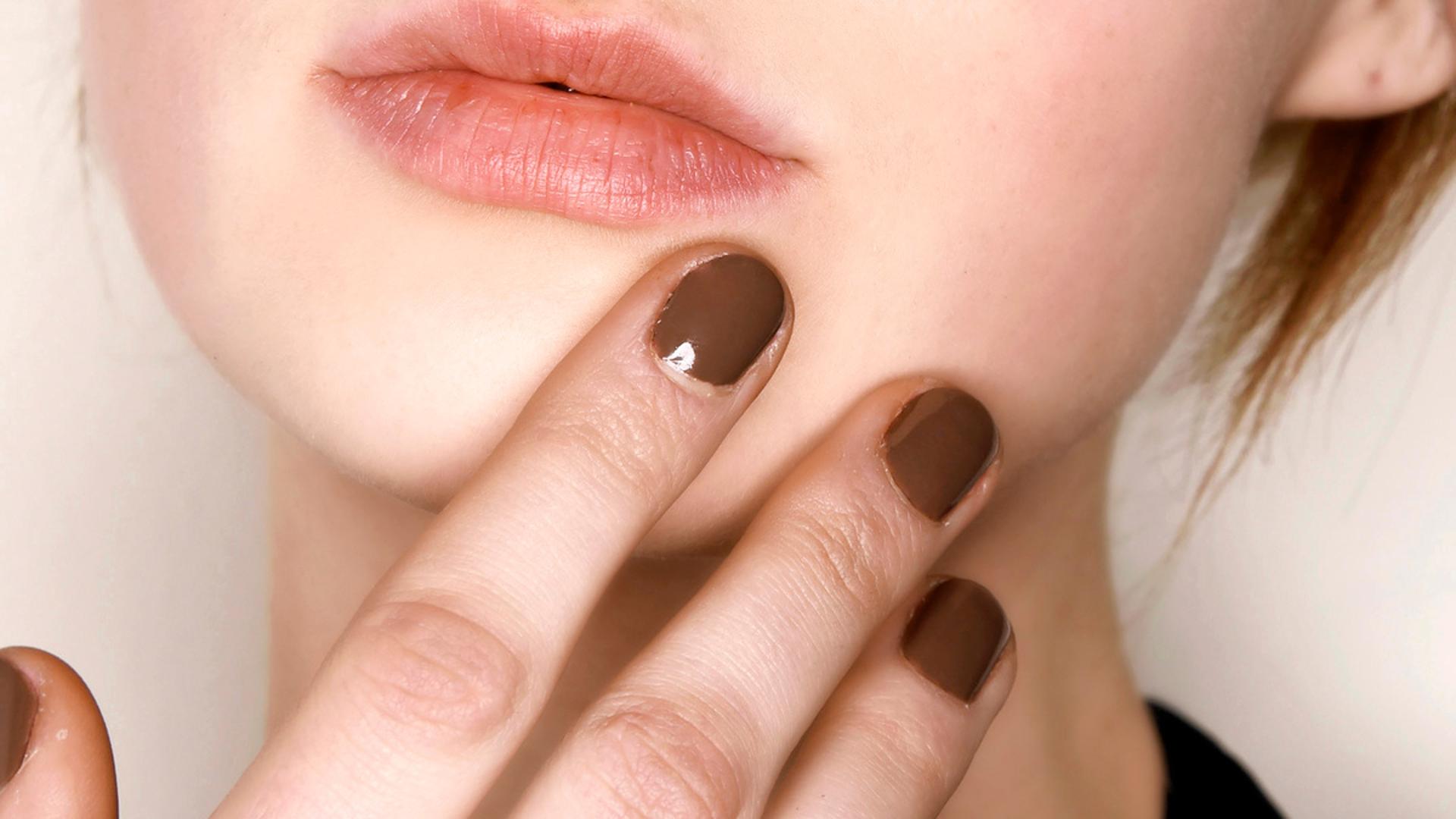 Los mejores esmaltes para unas uñas marrones: duraderos y con el color tendencia
