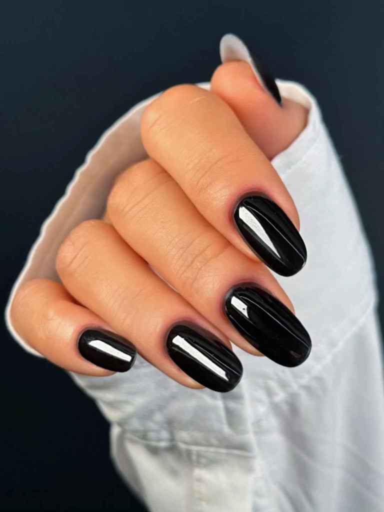 La manicura negra ayuda a ocultar imperfecciones.
