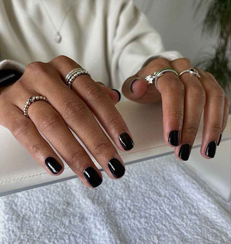 La manicura negra ayuda a rejuvenecer las manos. 