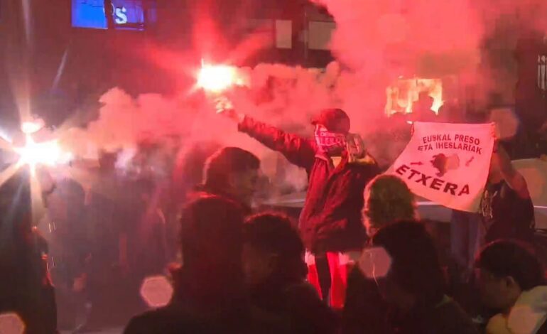 Queman contenedores al paso de la segunda manifestación por Palestina en Bilbao