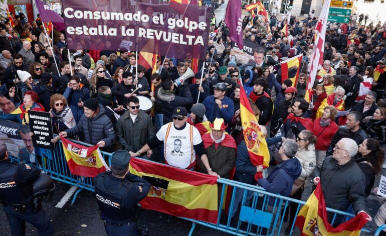 Un detenido en la protesta de la organización juvenil Revuelta frente a Ferraz