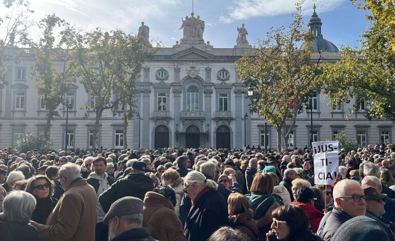 Centenares de personas protestan frente al Supremo contra la condena al fiscal general al grito de «golpistas con toga»