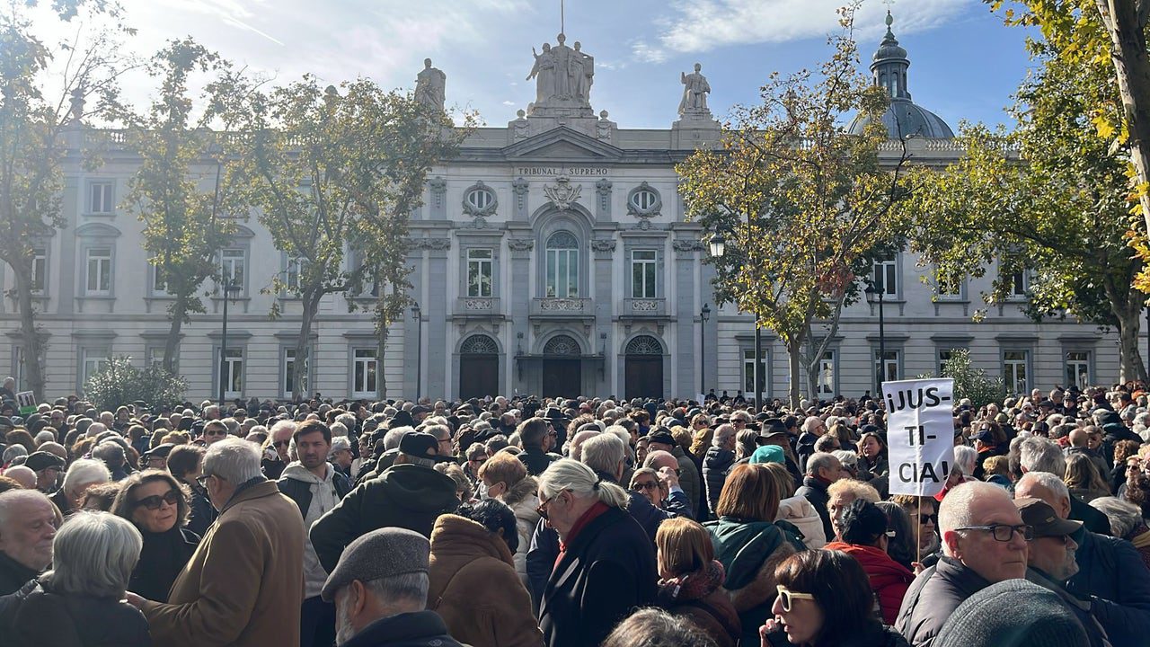 Centenares de personas protestan frente al Supremo contra la condena al fiscal general al grito de «golpistas con toga»
