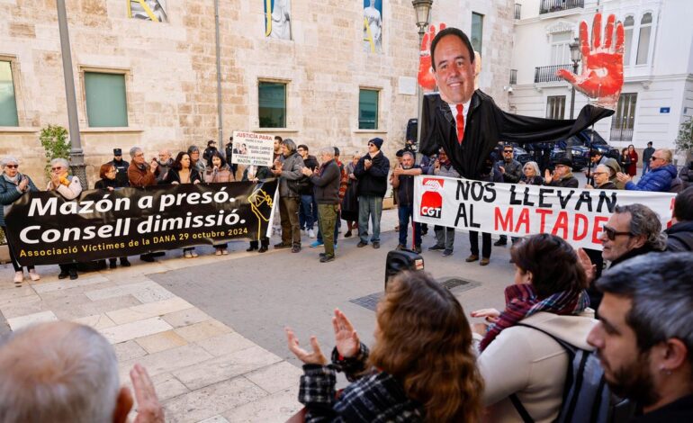 las víctimas de la DANA protestan ante Les Corts con un muñeco de Pérez Llorca