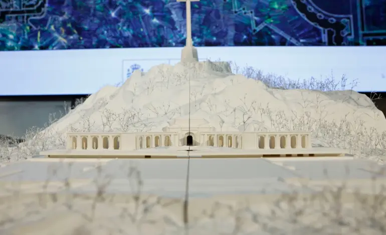 La cruz se queda y una grieta gigante parte en dos el monumento: así es el proyecto ganador para resignificar el Valle de Cuelgamuros