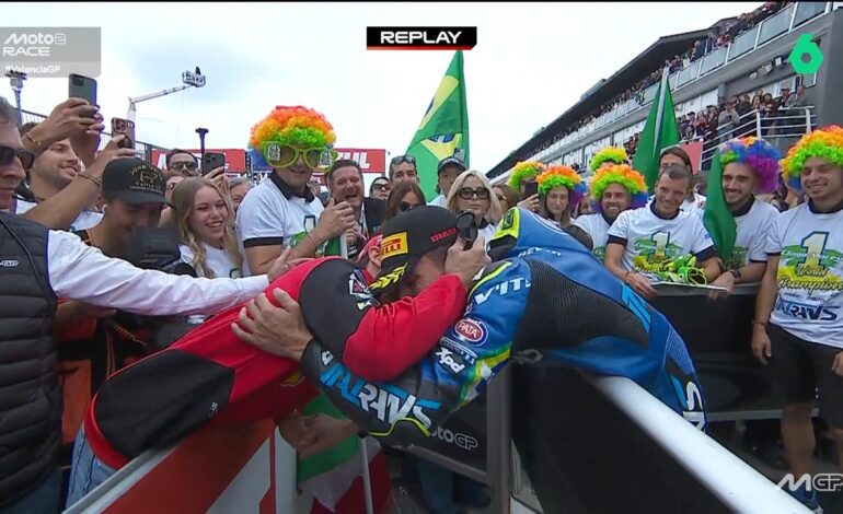 Campeón reconoce a campeón: el bonito gesto de Márquez con Moreira tras ganar el título de Moto2