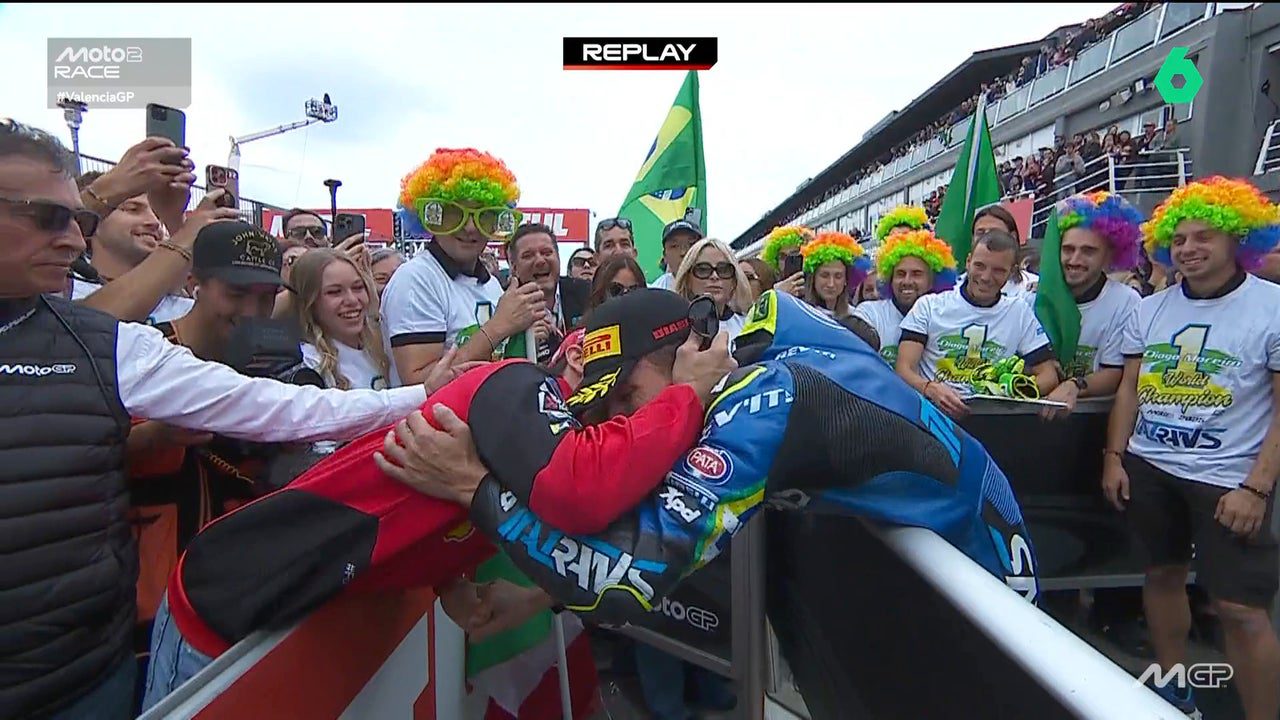 Campeón reconoce a campeón: el bonito gesto de Márquez con Moreira tras ganar el título de Moto2