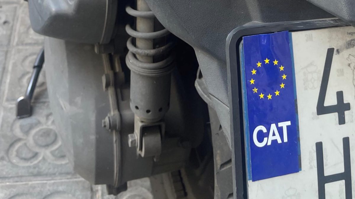 ¿Puedes tapar la E de la matrícula con una pegatina de tu comunidad autónoma?