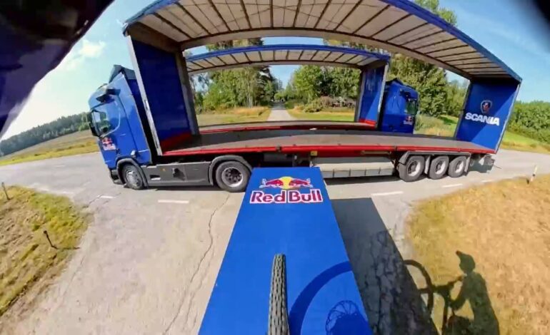 Matt Jones y un reto casi imposible: saltar entre el hueco de dos caminos en marcha