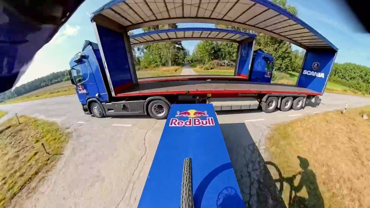 Matt Jones y un reto casi imposible: saltar entre el hueco de dos caminos en marcha