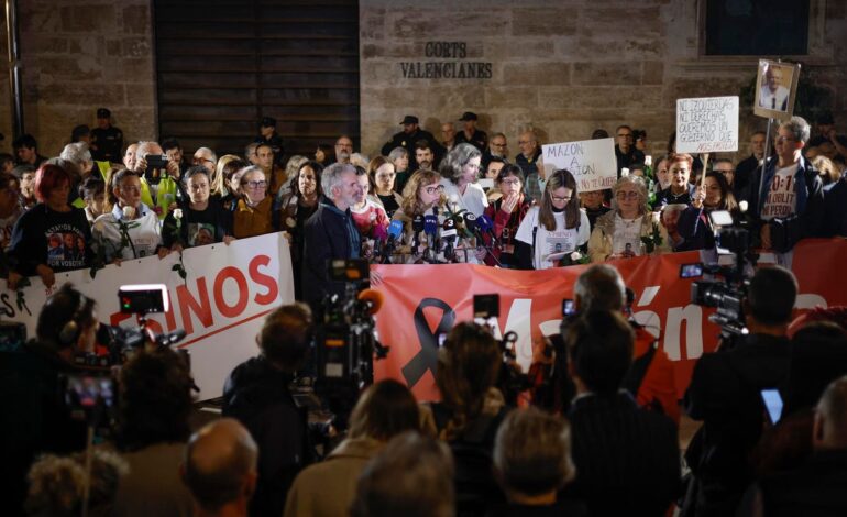 Cientos de personas se reúnen ante Les Corts para exigir su enjuiciamiento y que entregue el acta de diputado