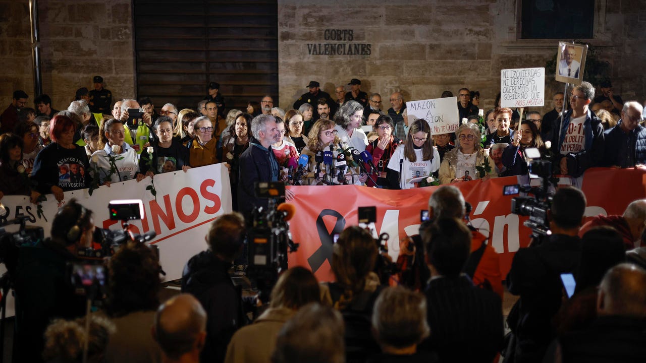 Cientos de personas se reúnen ante Les Corts para exigir su enjuiciamiento y que entregue el acta de diputado