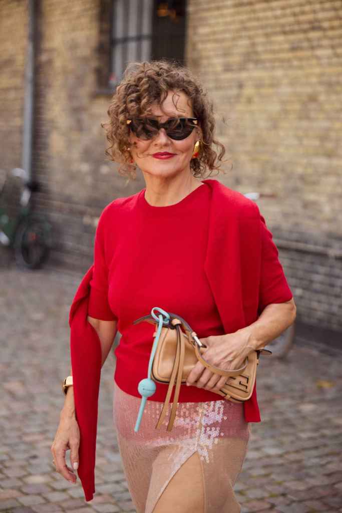 A partir de los 50, nuestro cabello necesita cuidados diferentes contra el frizz (Foto: Imaxtree).