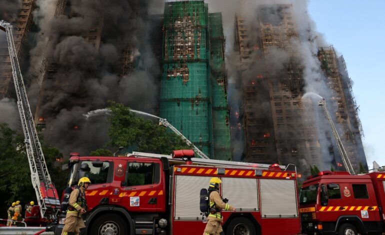Al menos cuatro muertos en un gran incendio en varios rascacielos residenciales de Hong Kong