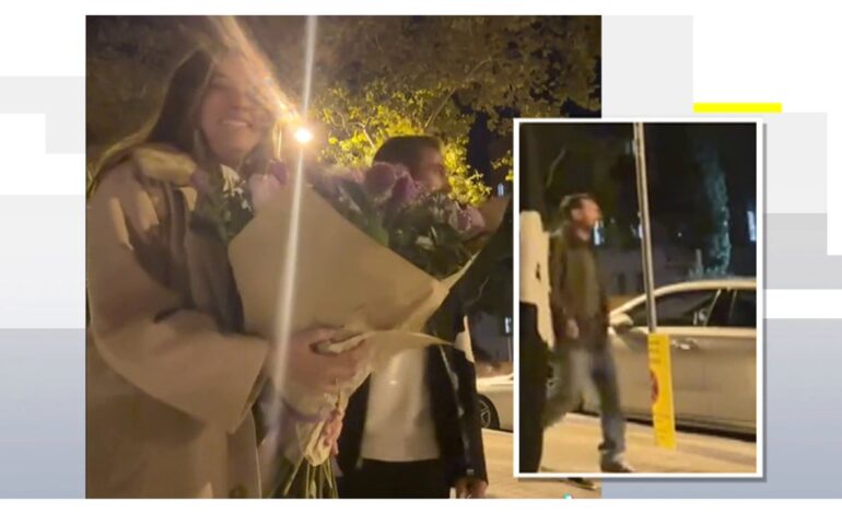 Se graba regalándole un ramo de flores a su novia y… ¡aparece Messi caminando por detrás!