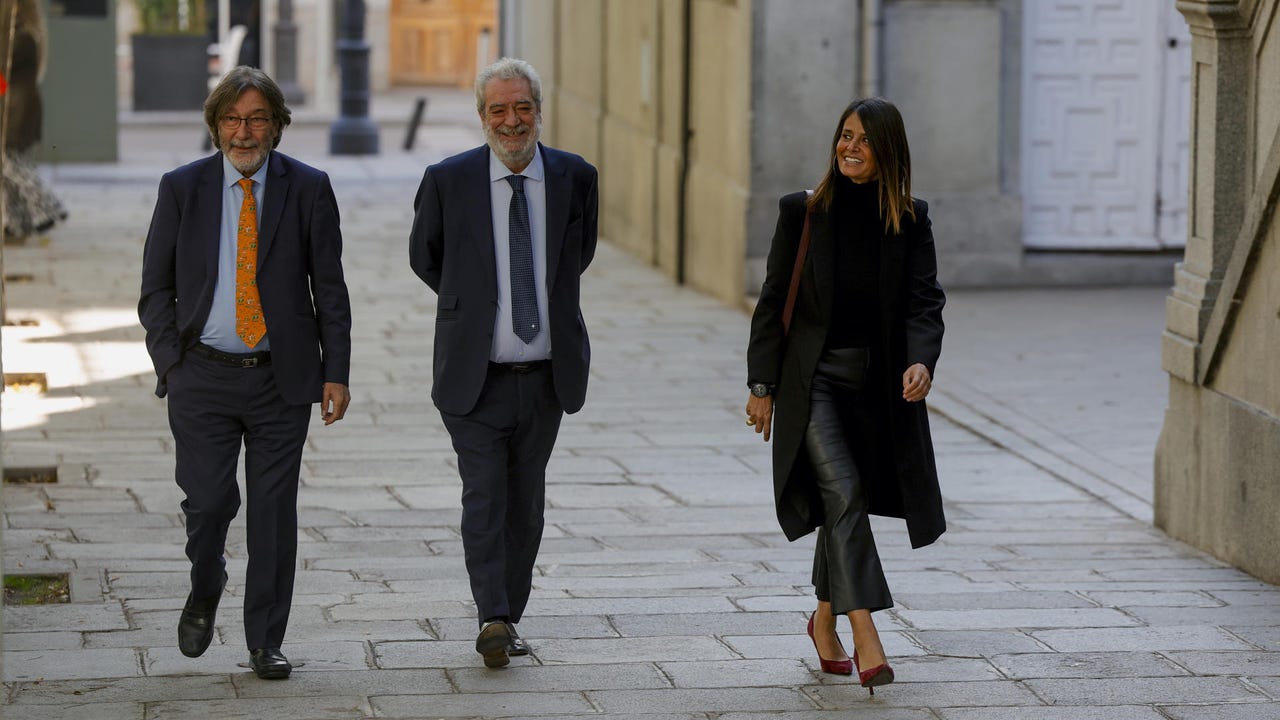 Un M.Á.R. desafiante acusa a laSexta de «faltar a la verdad» y sonríe ante los insultos en la puerta del Supremo