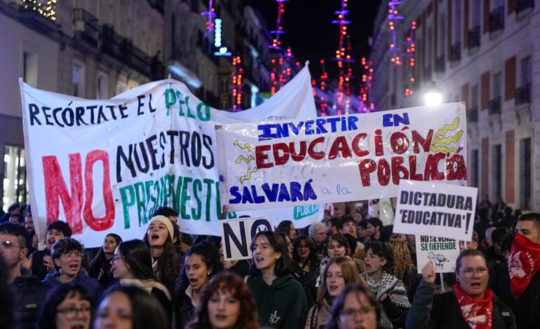 Miles de personas se manifiestan en Madrid en defensa de la universidad pública