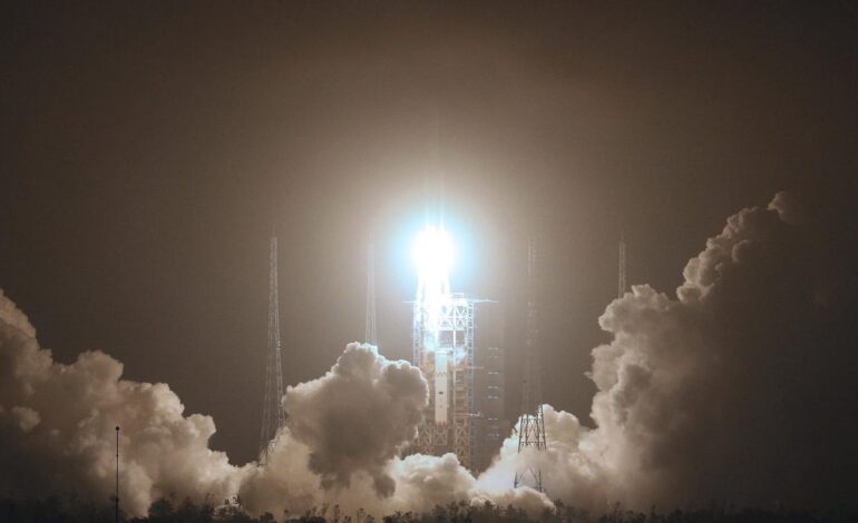 Tres astronautas chinos quedan atrapados en una estación espacial tras descubrir grietas en la ventana de la nave de regreso