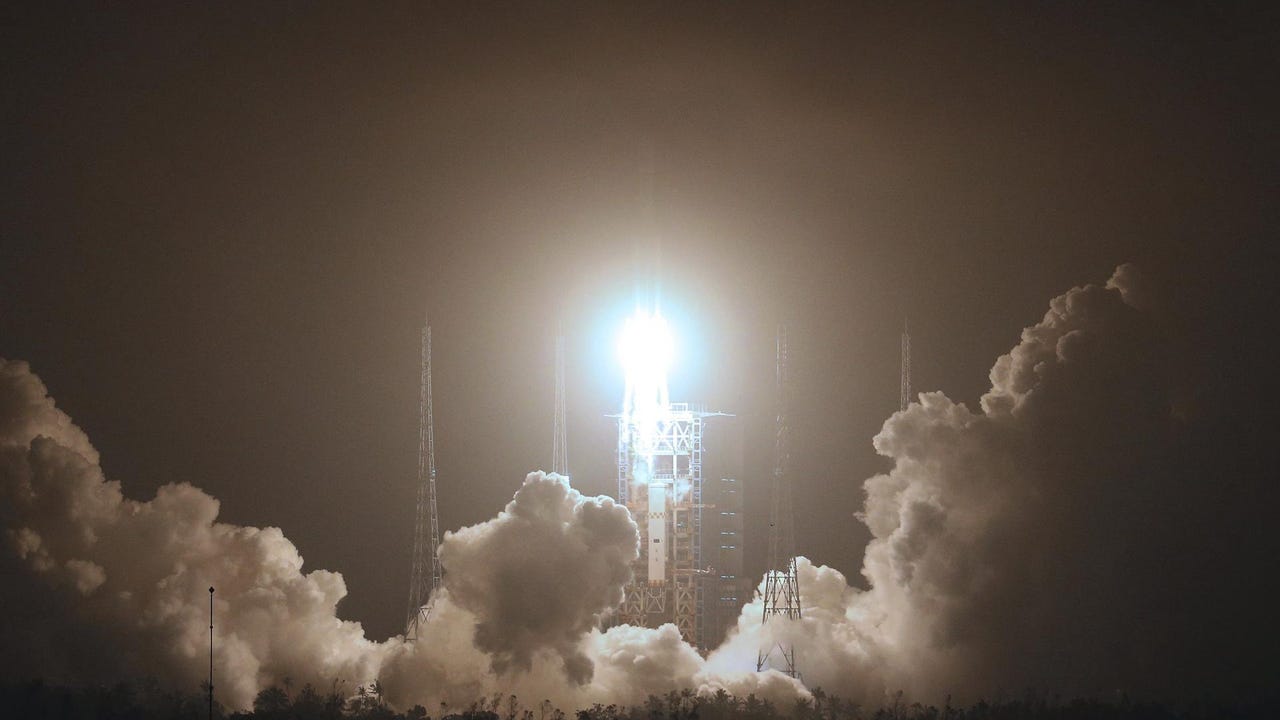 Tres astronautas chinos quedan atrapados en una estación espacial tras descubrir grietas en la ventana de la nave de regreso