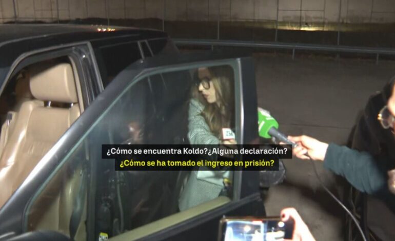 El momento en el que Andrea, expareja de Ábalos, regresa tras despedirse del exministro antes de su ingreso en Soto del Real