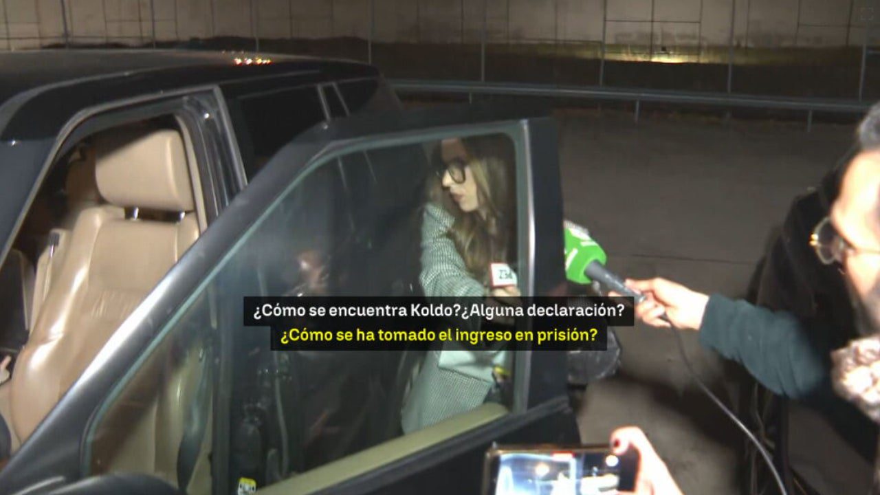 El momento en el que Andrea, expareja de Ábalos, regresa tras despedirse del exministro antes de su ingreso en Soto del Real