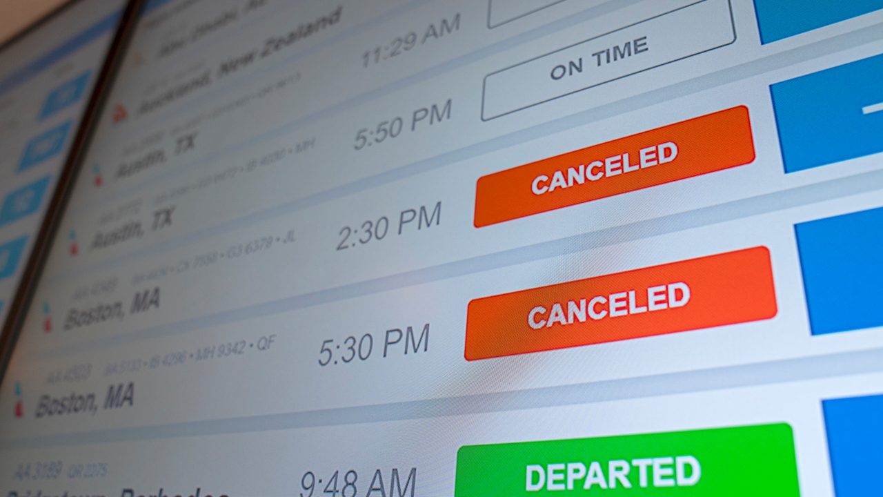 casi 2.000 vuelos cancelados por la falta de controladores durante el cierre del Gobierno