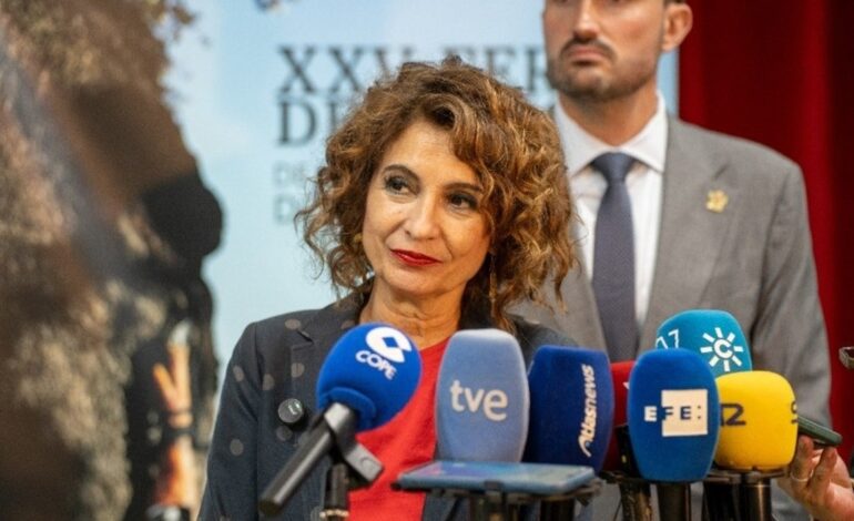 Montero insiste en «tender la mano» a Junts y demanda elecciones anticipadas en Valencia