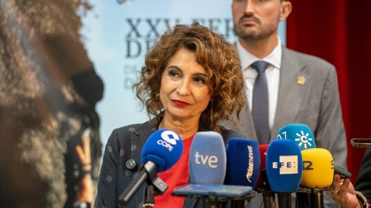 Montero insiste en «tender la mano» a Junts y demanda elecciones anticipadas en Valencia