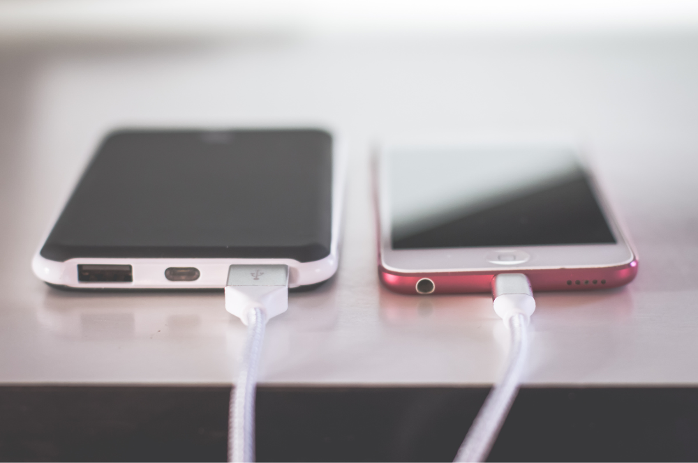 Cargue su teléfono usando una batería externa