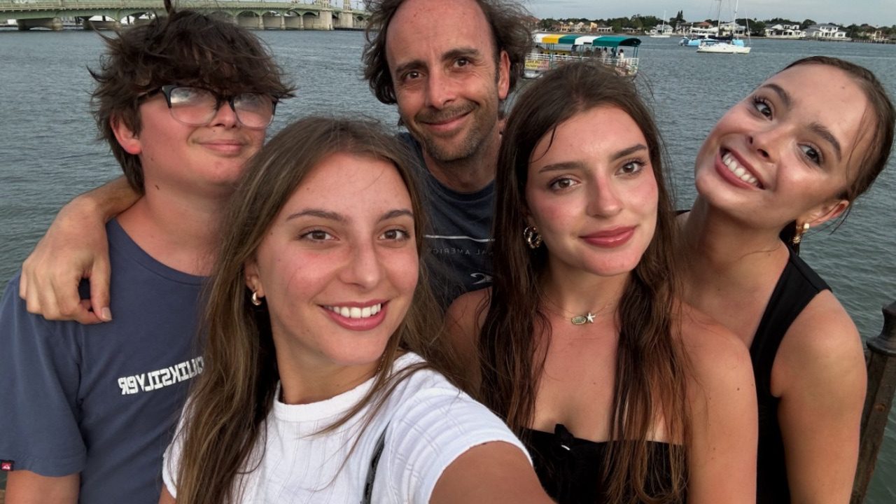 sus amigos recaudan fondos para ayudar a sus cuatro hijos