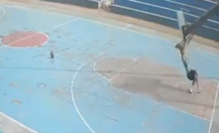 Muere un joven de 16 años al hacer un mate y aplastarle la canasta