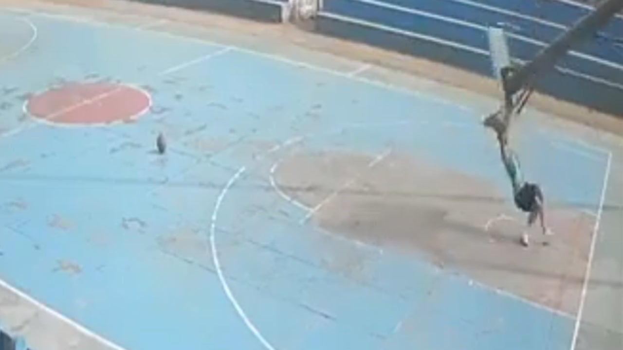 Muere un joven de 16 años al hacer un mate y aplastarle la canasta