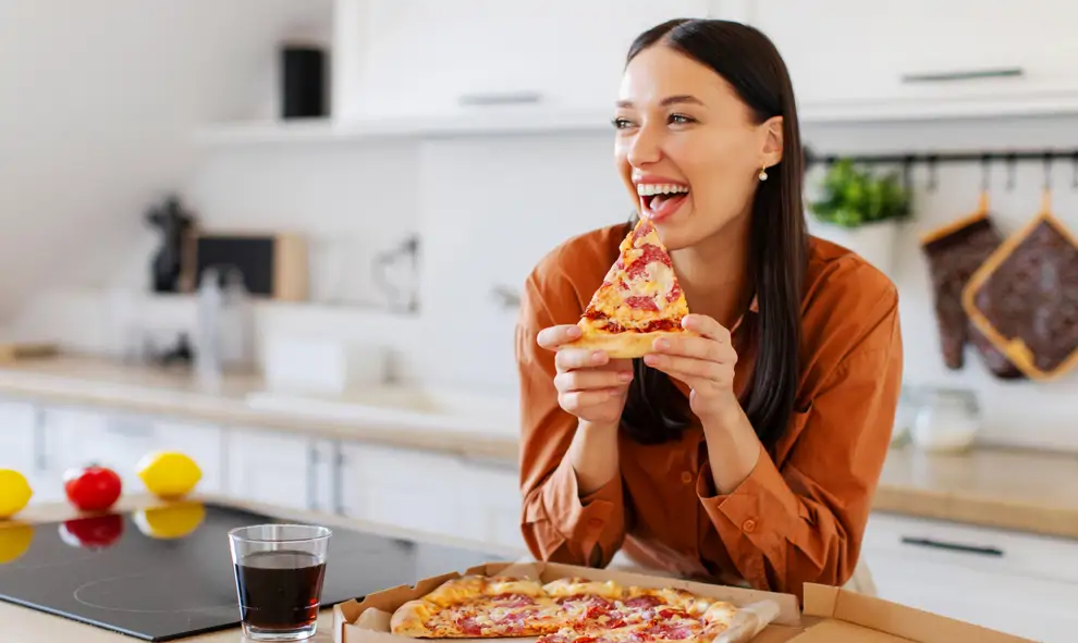 mujer comiendo pizza