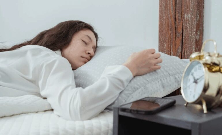 ¿Es peligroso dormir con el móvil cargando?