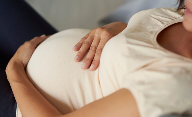 Cómo un grupo de mujeres en Vigo logró que la Justicia cerrara webs de gestación subrogada