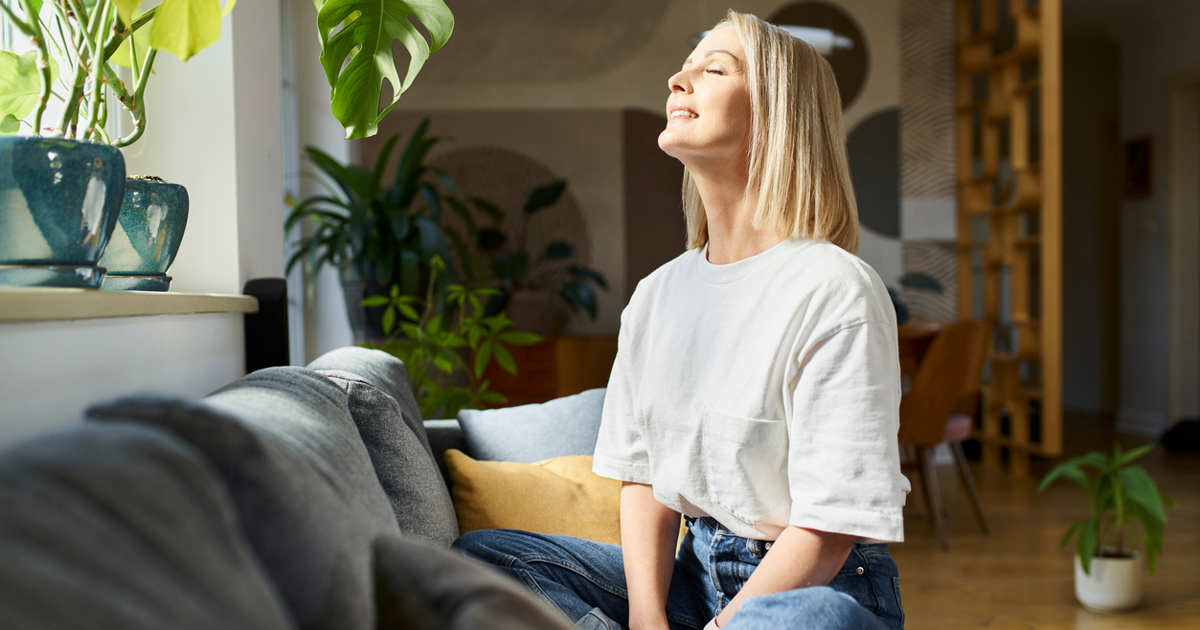Quedarse en casa es la forma más lúcida de resistencia. El silencio de tu casa es el único lugar donde todavía puedes escucharte