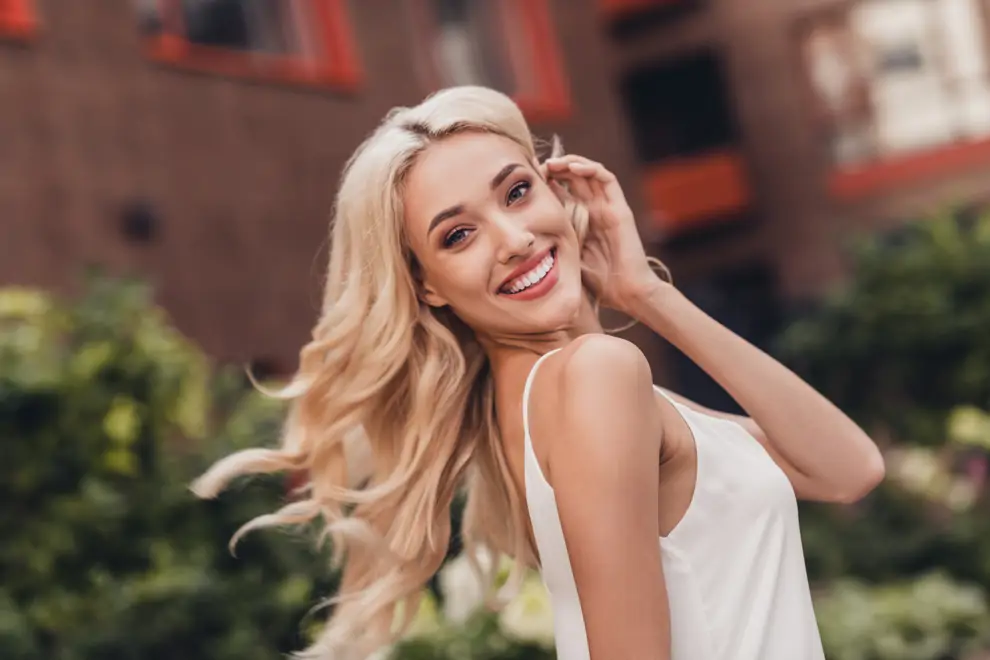 Femme heureuse prenant du magnésium