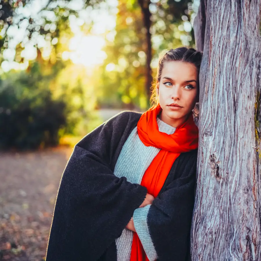 Mujer joven pensativa