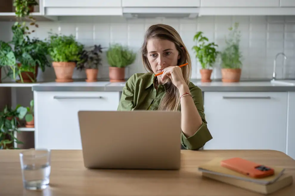 Mujer madura frente a una computadora
