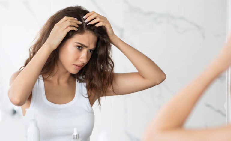 Un dermatólogo aclara si arrancarse una cana hace que salgan más canas o no